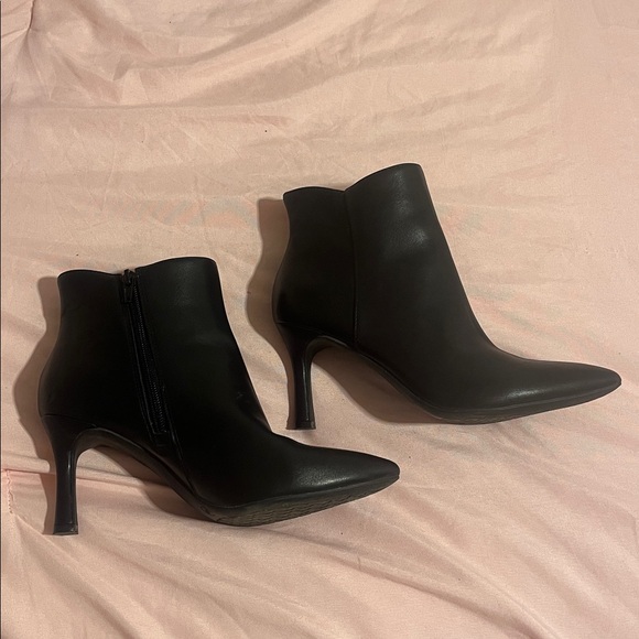 Kelly & Katie Sleek Black Heeled Boots - Picture 4 of 4